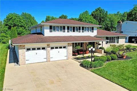 Exterior - 185 Maple Leaf Dr, Hubbard, OH 44425 photo 2 of 13