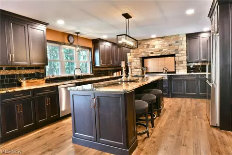 Kitchen - 185 Maple Leaf Dr, Hubbard, OH 44425 photo 2 of 3