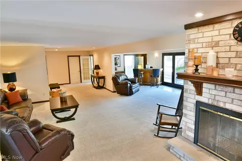 Living - 185 Maple Leaf Dr, Hubbard, OH 44425 photo 2 of 4