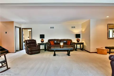 Living - 185 Maple Leaf Dr, Hubbard, OH 44425 photo 4 of 4