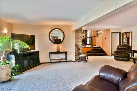 Living - 185 Maple Leaf Dr, Hubbard, OH 44425 photo 3 of 4