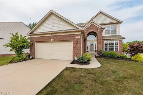 227 Lexington Cir, Broadview Heights, OH 44147