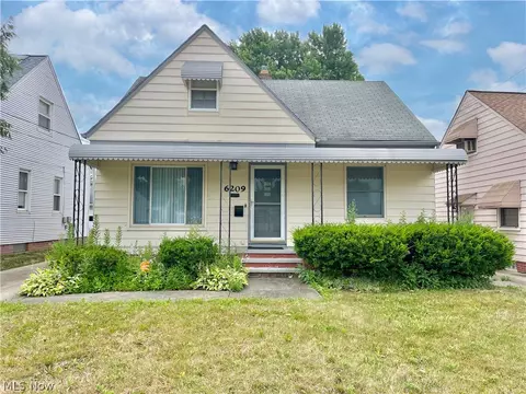 6209 Dunham Rd, Maple Heights, OH 44137 photo 2