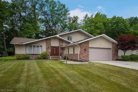 1128 Firethorn Dr, Seven Hills, OH 44131