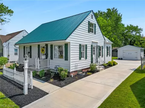 985 Warwick Dr, Sheffield Lake, OH 44054