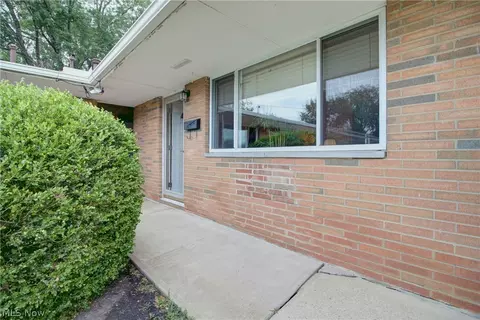 21884 River Oaks Dr #K4, Rocky River, OH 44116