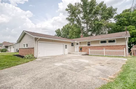 92 Robin Hood Dr, Youngstown, OH 44512
