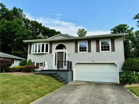 4699 Warwick Dr S, Canfield, OH 44406
