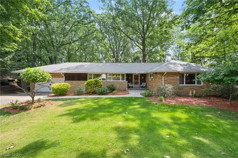6901 Glenella Dr, Seven Hills, OH 44131