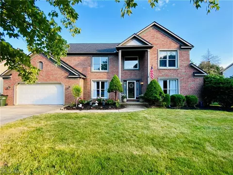 242 Ravenshollow Dr, Cuyahoga Falls, OH 44223
