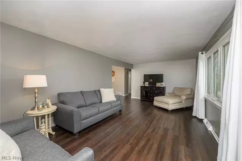Living - 515 Overdale Ave NW, Canton, OH 44708 photo 3 of 4