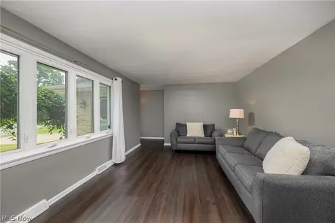 Living - 515 Overdale Ave NW, Canton, OH 44708 photo 1 of 4