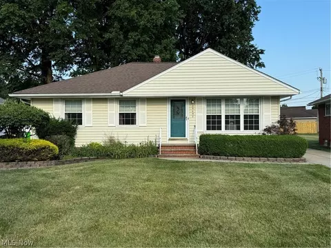 29498 Oakwood Dr, Wickliffe, OH 44092