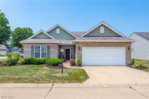 625 Heather Woods Dr, Elyria, OH 44035