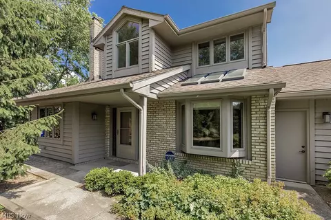 17 Deerfield Ln, Beachwood, OH 44122