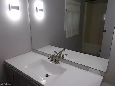 Bath - 513 Arabian Ct, Lagrange, OH 44050 photo 3 of 8