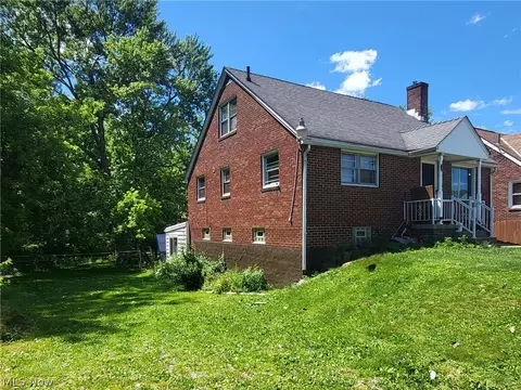 823 Bellflower Ave NW, Canton, OH 44708 photo 2