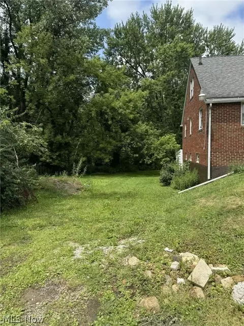 823 Bellflower Ave NW, Canton, OH 44708 photo 4