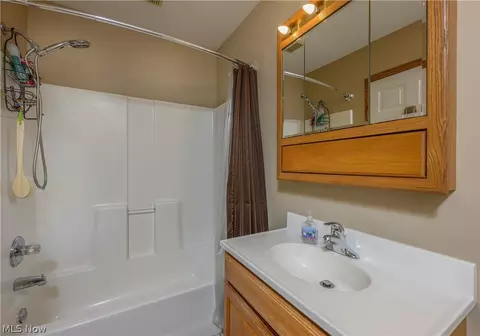 Bath - 308 Avis Ave NW, Massillon, OH 44646 photo 2 of 3