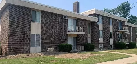 15212 Maple Park Dr #2, Maple Heights, OH 44137
