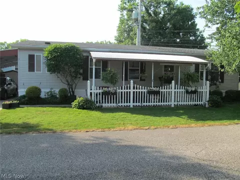7 Maple Dr, Olmsted Twp, OH 44138