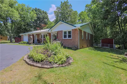 6330 Valkyrie St NE, East Canton, OH 44730