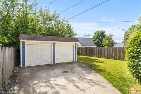 Exterior - 290 E 210th St, Euclid, OH 44123 photo 4 of 7