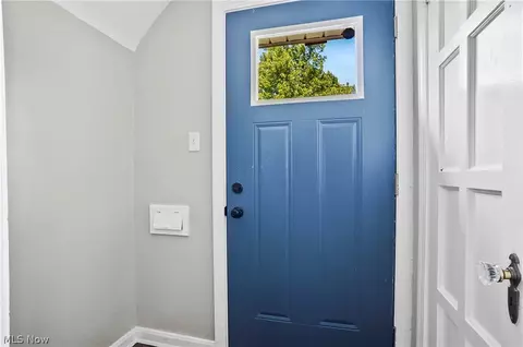 Entry Way - 290 E 210th St, Euclid, OH 44123 photo 5 of 7