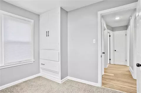 Entry Way - 290 E 210th St, Euclid, OH 44123 photo 4 of 7