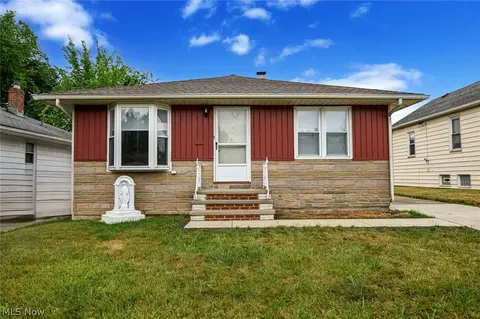 12512 Park Knoll Dr, Garfield Heights, OH 44125