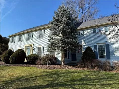 7 Bradley Dr, Hudson, OH 44236