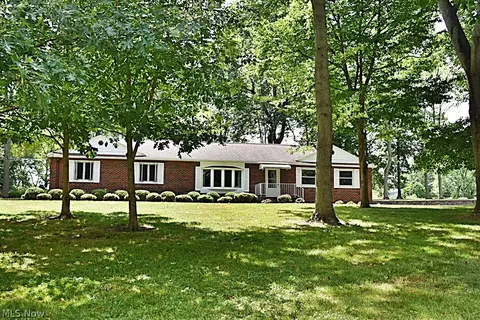 7375 N Meadowpark Dr, Walton Hills, OH 44146