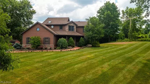 1071 River Rd, Hinckley, OH 44233