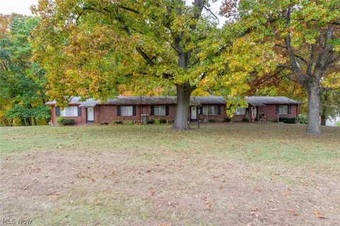 3840-3844 Cottage Grove Rd, Green, OH 44232
