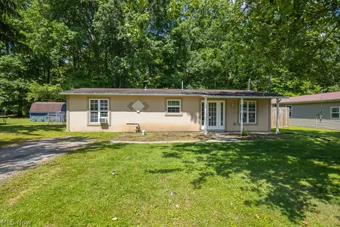 12438 National Dr, Grafton, OH 44044
