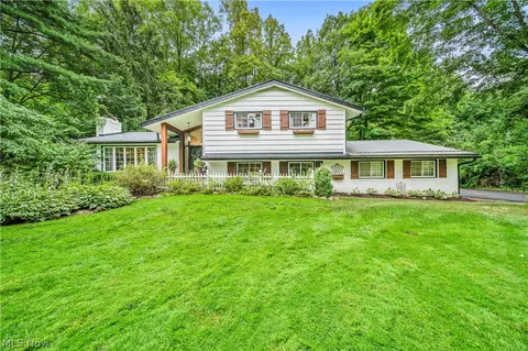17854 Lost Trl, Chagrin Falls, OH 44023