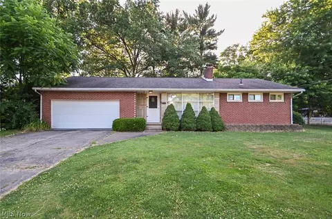 1469 Lilly Ln, Alliance, OH 44601