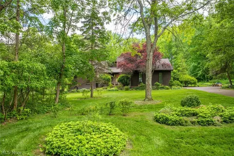 10518 Springhill Dr, Brecksville, OH 44141