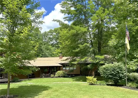 138 Lakeview Ln, Chagrin Falls, OH 44022
