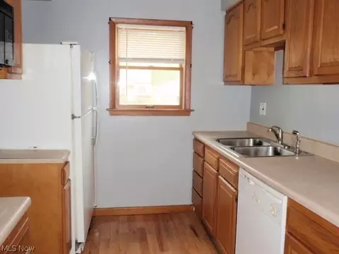 Kitchen - 605 Eastern Heights Blvd, Elyria, OH 44035 photo 1 of 2