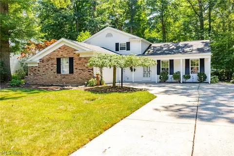 20883 Oak Trail Ct, Strongsville, OH 44149