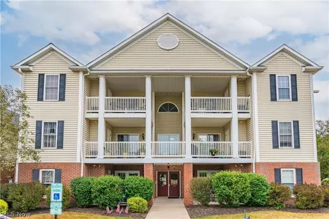 1241 Lauren Crest St SW, Hartville, OH 44632