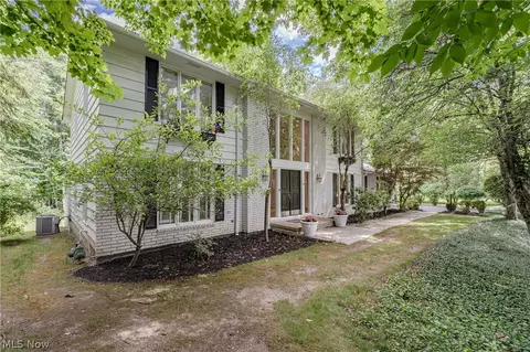 20 Pepper Creek Dr, Pepper Pike, OH 44124