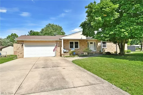 305 Old Oak Dr, Cortland, OH 44410