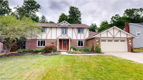 469 Sandhurst Dr, Highland Heights, OH 44143