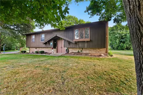 13180 Crestview Cir NW, Uniontown, OH 44685