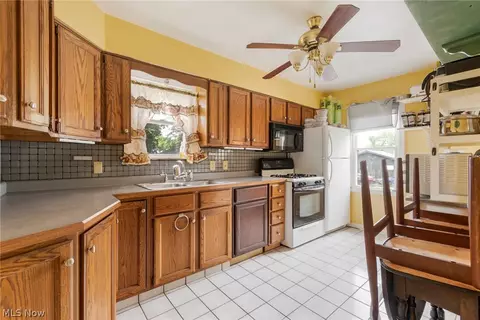 Kitchen - 151 Omar St, Struthers, OH 44471 photo 1 of 4