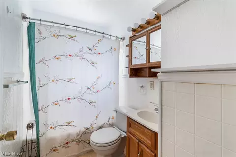Bath - 151 Omar St, Struthers, OH 44471 photo 1 of 1