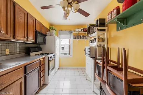 Kitchen - 151 Omar St, Struthers, OH 44471 photo 2 of 4