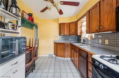 Kitchen - 151 Omar St, Struthers, OH 44471 photo 3 of 4